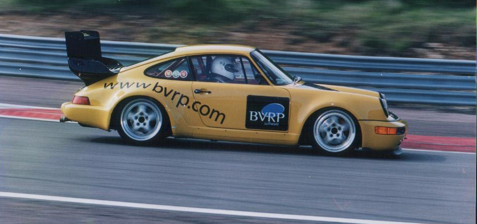 1050 kg only thanks to carbon fiber 
front and rear, fiberglass doors and 
wings, lexan windows and megnesium 
wheels (bellow).